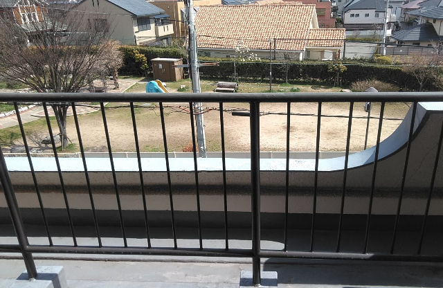 　バルコニー前は公園のため明るく開放感があります