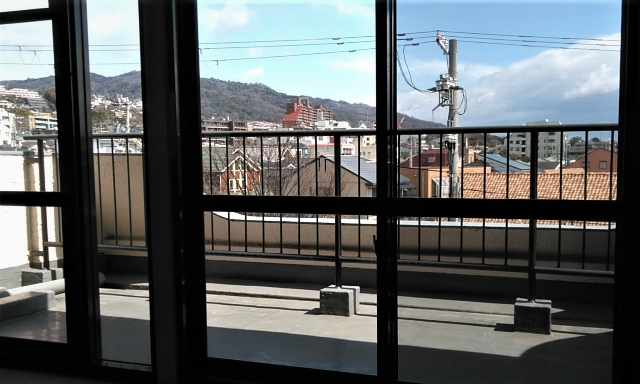 　開口部から見える景色は公園と山です