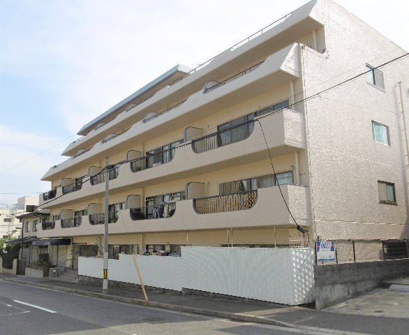 　第一種低層住居専用エリアの閑静な場所にあるマンション