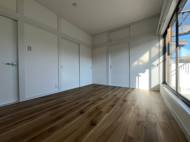 　2階南側洋室　前面に建物がないので日当たり良好
