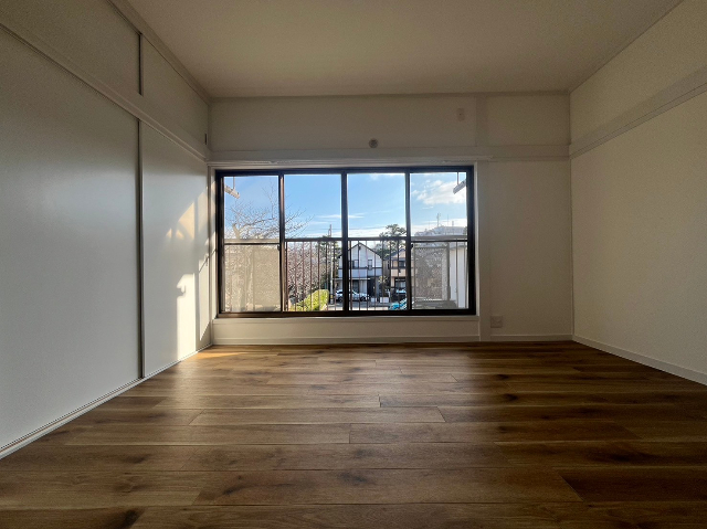 　2階南洋室　南側に隣接建物がないのでとても明るいお部屋です！