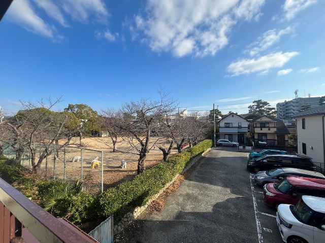 　バルコニーからの眺望　南側は駐車場、南東側は公園