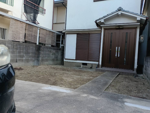 　カーポートから撮った庭と玄関　
